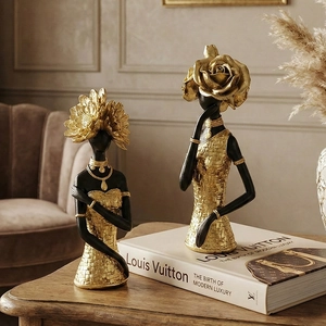Sculptures de déesse élégantes en résine noire et dorée avec décorations florales chic
