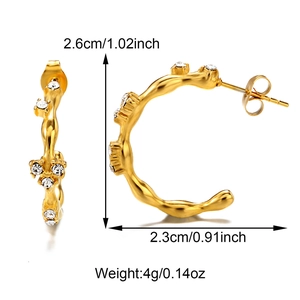 Detailansicht goldener C-Ohrringe mit Zirkonia-Inlay und Angaben zu Größe und Gewicht