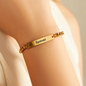 Poliertes 18K vergoldetes Edelstahlarmband mit eingravierter Sonne und Forever-Schriftzug