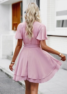 Vue arrière robe rose ligne A avec ourlet à volants et détails de la taille