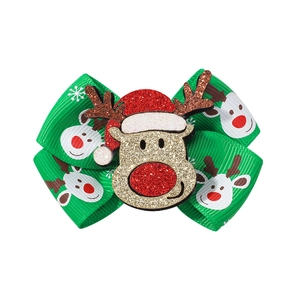 Detail von Weihnachts-Rentier-Haarschleife mit grünem Schneeflockenband und Glitzer-Akzent