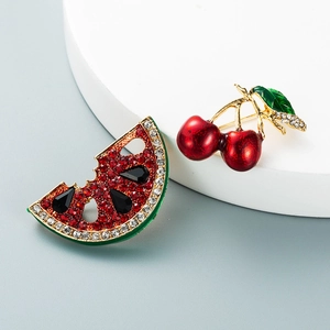 Vue détaillée de boucles d'oreilles pastèque et cerise avec des cristaux étincelants