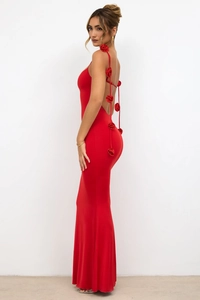Détail de la robe de soirée rouge dos nu avec élégantes bretelles à roses en relief