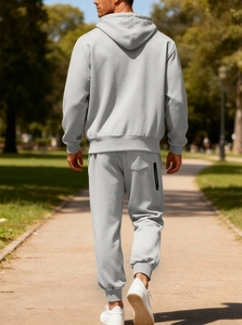 Vista posteriore di uomo in tuta di pile grigia con felpa con cappuccio e pantaloni