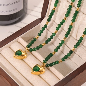 Collier en perles vertes en acier titane fait main avec pendentif cœur doré et zircon
