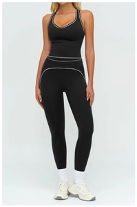 Détail de couture contrastée sur ensemble de yoga noir avec legging et brassière sport