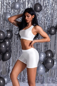 Completo bianco lucido con crop top e pantaloncini sportivi a vita alta stile festa