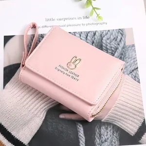 Rosa minimalistische Damen-Geldbörse aus Leder mit Hasen-Anhänger und Trageschlaufe