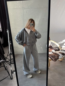 Selfie miroir montrant un ensemble sweat à capuche délavé gris et pantalon large de sport