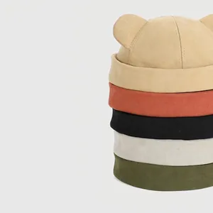 Lot de bonnets à oreilles d'ours mignons en cinq couleurs dont kaki, caramel et noir