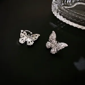 Elegante clip per orecchio a farfalla argento con zirconi lucenti su sfondo scuro