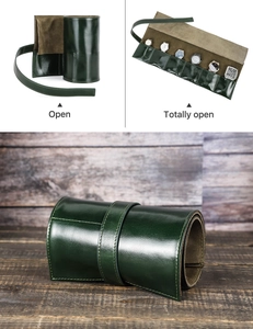 Dettaglio del rotolo porta orologi in pelle verde scuro con vista aperta e distesa