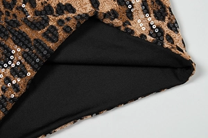 Détail du tissu à imprimé léopard avec paillettes scintillantes et doublure intérieure noire