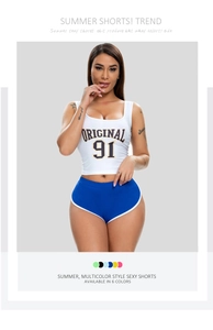 Details von weißem bedrucktem Top und blauen Sportshorts für sommerliches Yoga