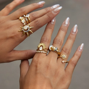 Goldenes Ring-Set mit Sonnen- und Mondmotiven und Zirkonia-Steinen für Damen im Set