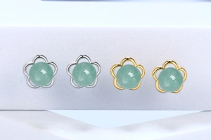 Detailed close-up of S925 silver and gold flower earrings with green aventurine stones