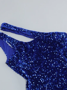 Détail d'une robe à paillettes bleu roi avec fermeture éclair latérale invisible