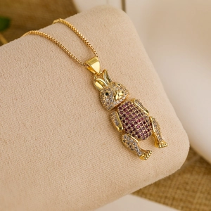 Collana con ciondolo a coniglio dorato con cristalli di zircone viola e bianchi