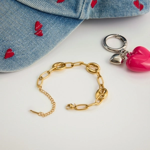 Détail du bracelet chaîne à maillons en acier inoxydable plaqué or 18K avec fermoir