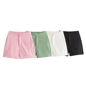 Détail du short de costume taille haute en rose vert blanc et noir avec braguette à bouton