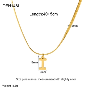 Detail of 18K gold snake chain with letter I pendant showing dimensions 40+5cm length