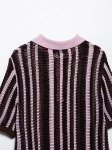 Detail der rosa und braun vertikal gestreiften Stricktextur eines Polo-Kurzarm-Oberteils
