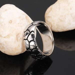Anello punk retrò in acciaio al titanio con motivo a crepe nere e interno lucido