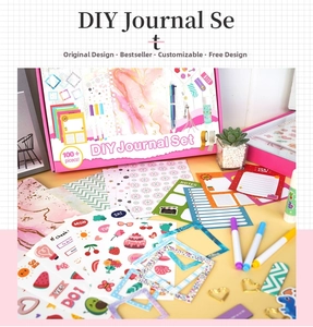 Detalle del set de diario rosa DIY con pegatinas brillantes y más de 100 accesorios decor