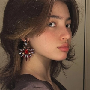 Boucles d'oreilles baroques vintage avec cristaux rouges et pierres sur mannequin