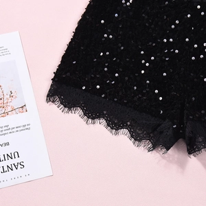 Vue détaillée du tissu à paillettes noires et de la dentelle florale sur le short décontracté