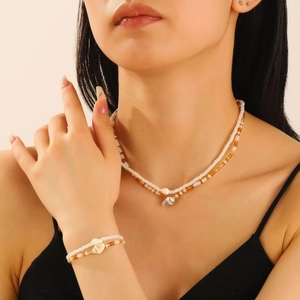 Set bohémien di collana e bracciale di perline con ciondoli a conchiglia naturale