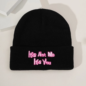 Bonnet en maille noire avec broderie It's Not Me It's You pour la chaleur hivernale