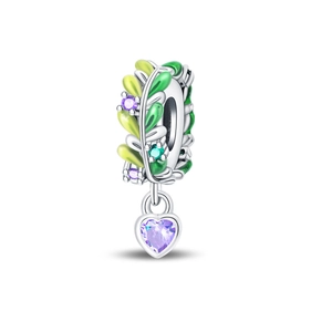 Dettaglio charm in argento con foglie in smalto verde e pendente a cuore viola lucido
