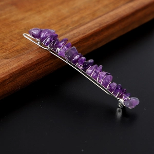 Dettaglio del fermaglio per capelli fatto a mano con pietre di cristallo naturale ametista viola