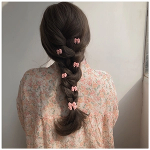 Rosa Schleifen-Haarspangen Set für Damen an einer Flechtfrisur für ein süßes Styling