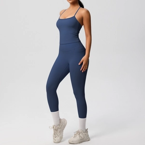 Détail du legging de yoga taille haute avec poches latérales en bleu marine