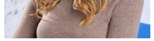 Détail de la texture en maille côtelée et du tissu taupe doux de ce bonnet d'hiver ample