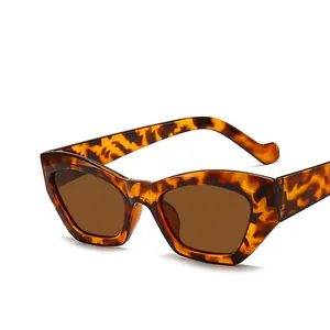 Occhiali da sole retrò cat eye con montatura leopardata e lenti marroni sfumate