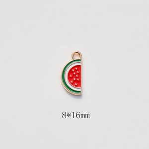Detailansicht Melonen-Anhänger aus Emaille für DIY-Schmuck, 8x16mm Größe im Fokus