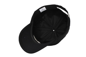 Vista interna del cappellino da baseball in cotone nero con fodera e fibbia in metallo