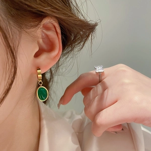 Boucles d'oreilles ovales rétro en résine émeraude et acier inoxydable doré