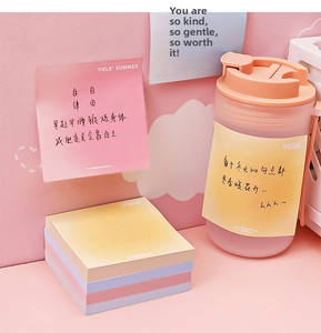 Dettaglio di post-it sfumati pastello su pareti e tazze per promemoria quotidiani