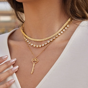 Ensemble de colliers superposés dorés avec chaîne serpent, rivière et pendentif clé cœur