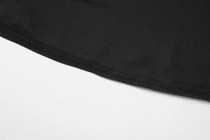 Gros plan détaillé des coutures professionnelles sur l'ourlet de cette robe noire