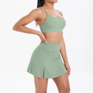 Vue détaillée de l'ensemble de yoga vert sauge avec brassière de sport et jupe fendue