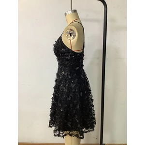 Détail de la robe noire avec appliques papillons 3D et paillettes scintillantes