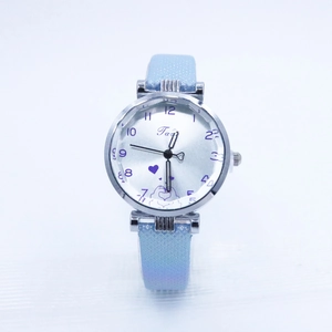 Montre À Quartz Mode Pour Femmes Boîtier En Alliage Bracelet En Cuir PU Cadran À Motif De Coeur Montre Décontractée