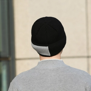 Winterliche Thermo-Strickmütze in Schwarz-Grau-Patchwork mit klassischer Rippstruktur