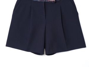 Détail du short décontracté bleu marine avec bordure décorative et taille plissée