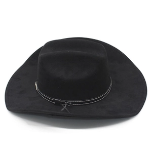 Dettaglio cappello cowboy nero in finta pelle scamosciata con fascia in cuoio cucita